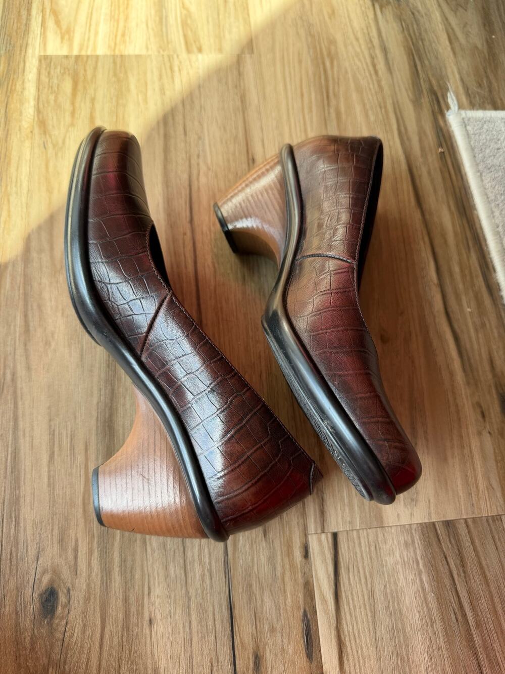 Dansko Chic Brown Croc-Embossed Leather Pumps